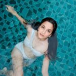 Kriti Kharbanda Instagram – From someone, who was afraid of sitting in a bathtub, i grew into a person who enjoys being in a pool ♥️
Haha! For me, this is growth ♥️

#wanttobeawaterbaby #gettingthere 
#travel
#happiness
#kktravels