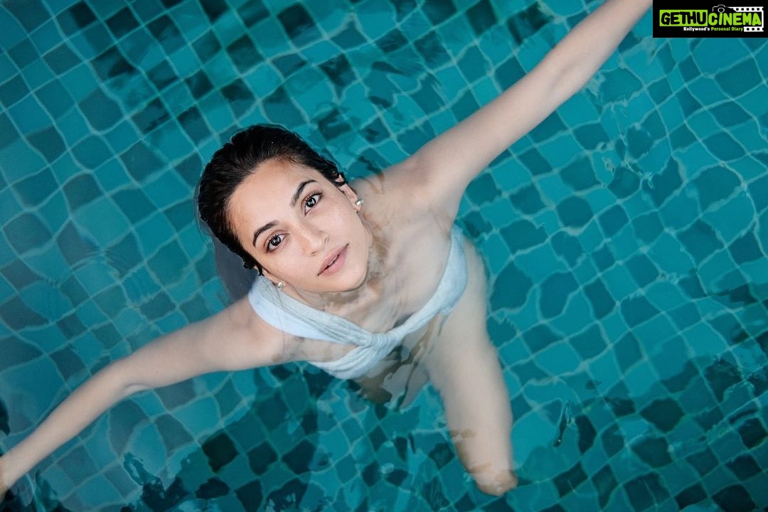 Kriti Kharbanda Instagram - From someone, who was afraid of sitting in a bathtub, i grew into a person who enjoys being in a pool ♥️ Haha! For me, this is growth ♥️ #wanttobeawaterbaby #gettingthere #travel #happiness #kktravels