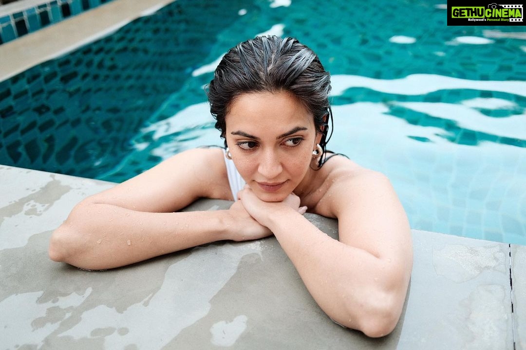 Kriti Kharbanda Instagram - 💙💙💙 . . . . #mondayblues #takemeback #holidaymodeon #poolvibes