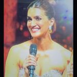 Kriti Sanon Instagram - Zameen badli nahi.. toh aasmaan badal gaya 🥹💖 When the crowd screams your name before it is even announced! ❤️🥰 The love for which I do what I do! 🦋💖😍 @iifa what a memorable evening! 💫 ✨
