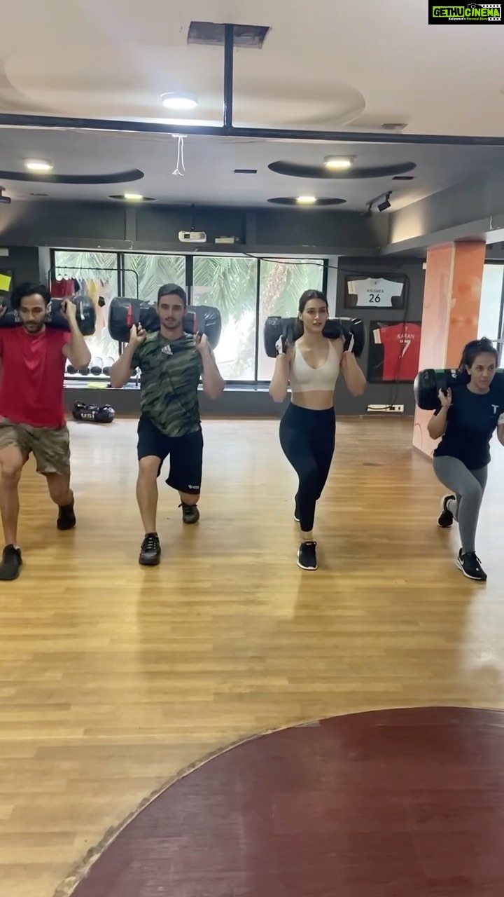 Kriti Sanon Instagram - Walking into the weekend The Tribe Style 🔥 @kritisanon @karansawhney11 @robin_behl14 @anushkanandani