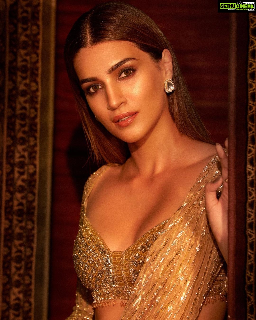 Kriti Sanon Instagram - In aankhon ki masti ke.. 🎶