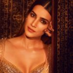 Kriti Sanon Instagram – In aankhon ki masti ke.. 🎶