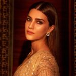 Kriti Sanon Instagram – In aankhon ki masti ke.. 🎶