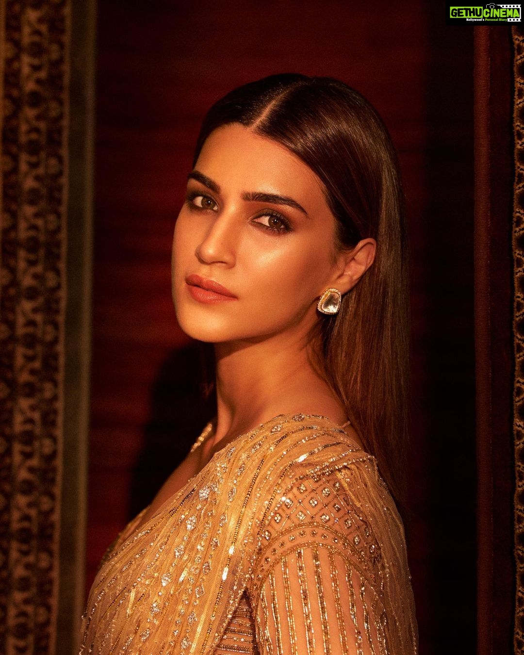 Kriti Sanon Instagram - In aankhon ki masti ke.. 🎶