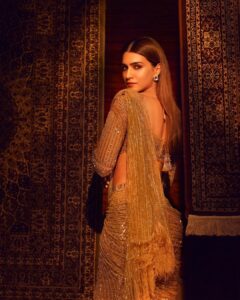 Kriti Sanon Instagram - Gold and Glitter ✨ @falgunishanepeacockindia HMU @kavyesharmaofficial @aasifahmedofficial Styled by @sukritigrover 📸 @tejasnerurkarr