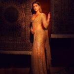 Kriti Sanon Instagram - Gold and Glitter ✨ @falgunishanepeacockindia HMU @kavyesharmaofficial @aasifahmedofficial Styled by @sukritigrover 📸 @tejasnerurkarr