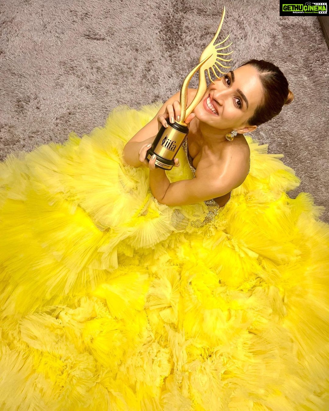 Kriti Sanon Instagram - Dreams do come true! All you need to do is keep working hard towards it and never lose faith! 🦋 It has taken me 8yrs to get my first #BestActress award. . But I’m so happy that I received my first for #Mimi - a film I’ll treasure forever, a character that will always be special in my filmography! 🤰🏻💖 🦋 Thank you @iifa for this validation and for an amazing evening!! 💃🏻 Will always be grateful to #Dinoo @laxman.utekar sir for making me your Mimi for life and the whole cast and crew of Mimi for making this journey so memorable! ❤️❤️