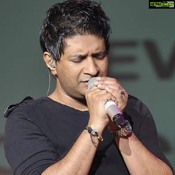 Kushboo Instagram - A soul gone too soon. His songs will remain with us forever. His voice could melt even a heart made of rock. "Hum rahe na rahe kal, kal yaad aayenge yeh pal.." Tum humesha yaadon mein rahoge. Yeh awaaz humesha dil ko chooti rahegi.. Rest in peace. #RIP #OmShanti 🙏🙏🙏🙏