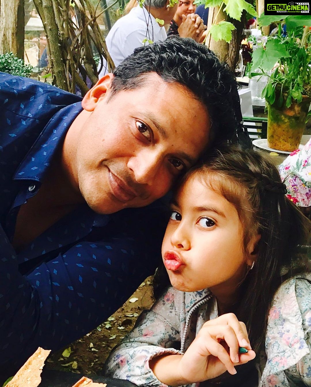 Lara Dutta Instagram - Fathers and daughters…. And grand daughters!!! 😍😍😍. Happy Father’s Day to the most special men in my life!!! #daddyslittlegirl #happyfathersday #love @mbhupathi @lalitduttadtt #krishnabhupathi @saldanhaclestin @mishcheryl @coaching101_bycheryl @sabrinathegoodwitch @kavitabhupathichadda