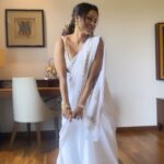 Leesha Instagram - #habibi as requested by many 🙈 finally gave it a try , late for the trend though 🤪 🤣 Have a great weekend 💋 #reelsinstagram #viral #trendingreels #thalapathy #dancevideo #saree #sareelove #leesha #leeshaeclairs