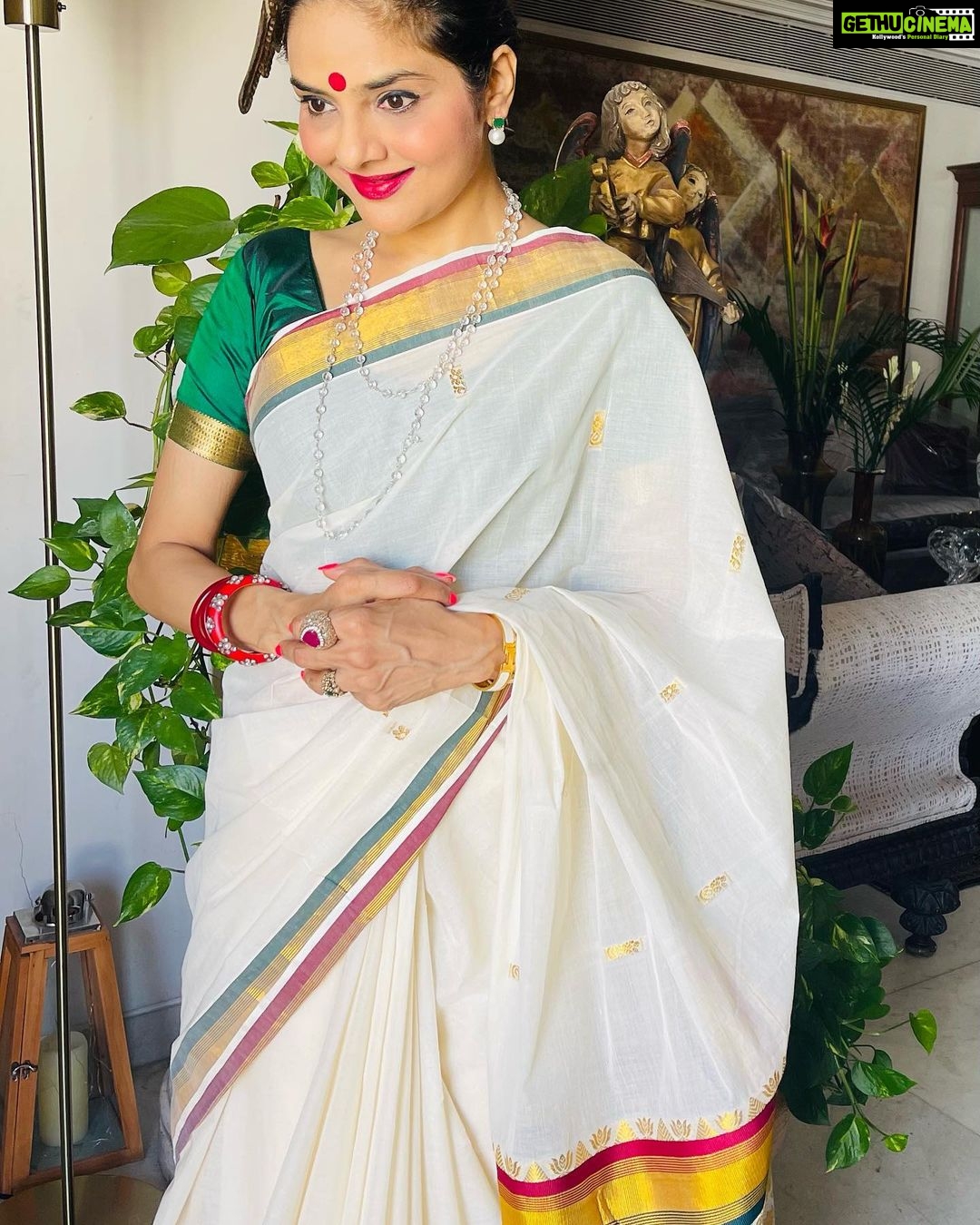 Madhoo Instagram - #prayer #tuesdaymotivation #gratitude 🙏🙏🙏🙏🌈