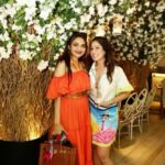 Madhoo Instagram - Fun times with happy gal pals 🌸🌸🌸🌸 @ Maheka mirpuri ❤️❤️❤️❤️