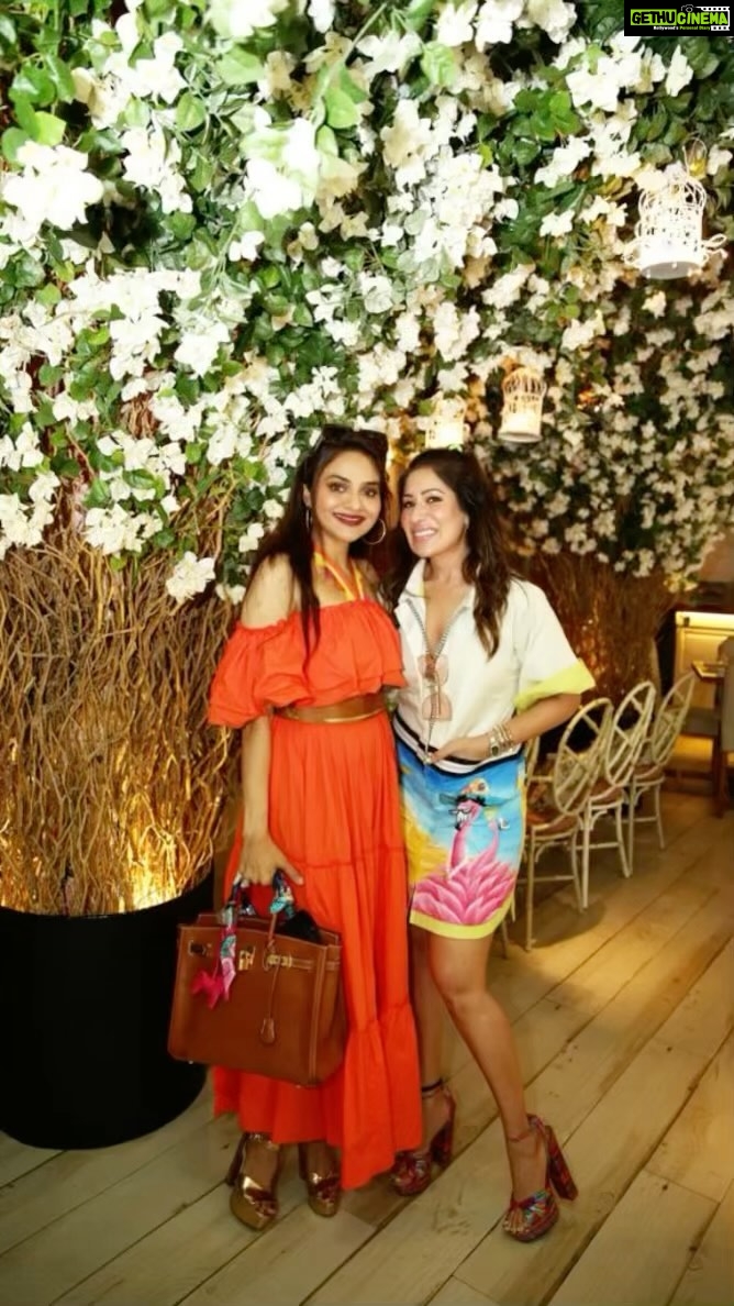 Madhoo Instagram - Fun times with happy gal pals 🌸🌸🌸🌸 @ Maheka mirpuri ❤️❤️❤️❤️