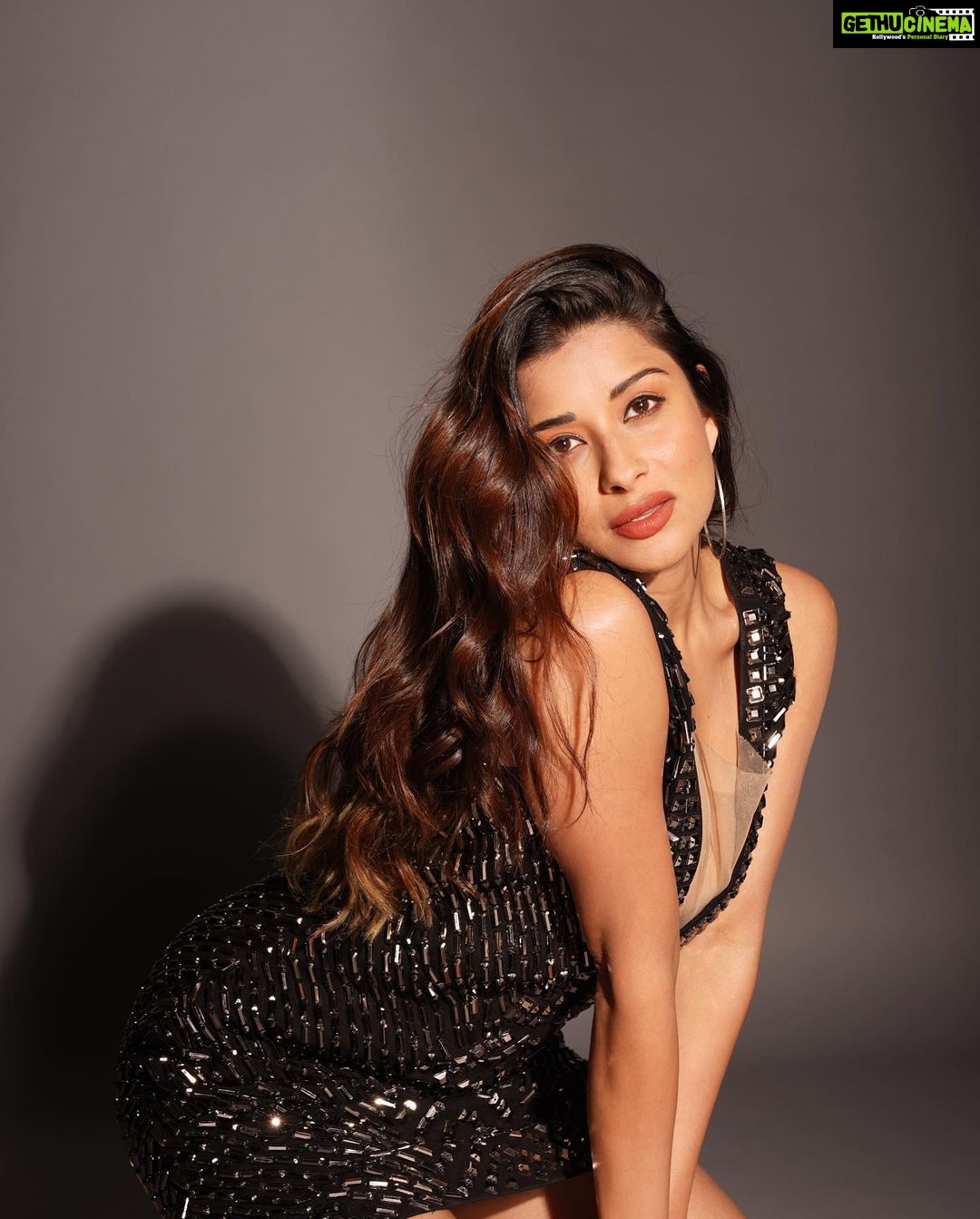 Madhuurima Instagram - #unfiltered #unedited Photographer- @sid.is.art Photographer’s assistant- @manali_Jain @neha__davda Stylist- @styledby_niral Stylist’s assistant- @riyaa.sharma.775 @fernandes_sams_6 MuHA- @shadows_and_shades_by_namrata Wearnig- @majesticbyjapnah Accessories- @blingthingstore