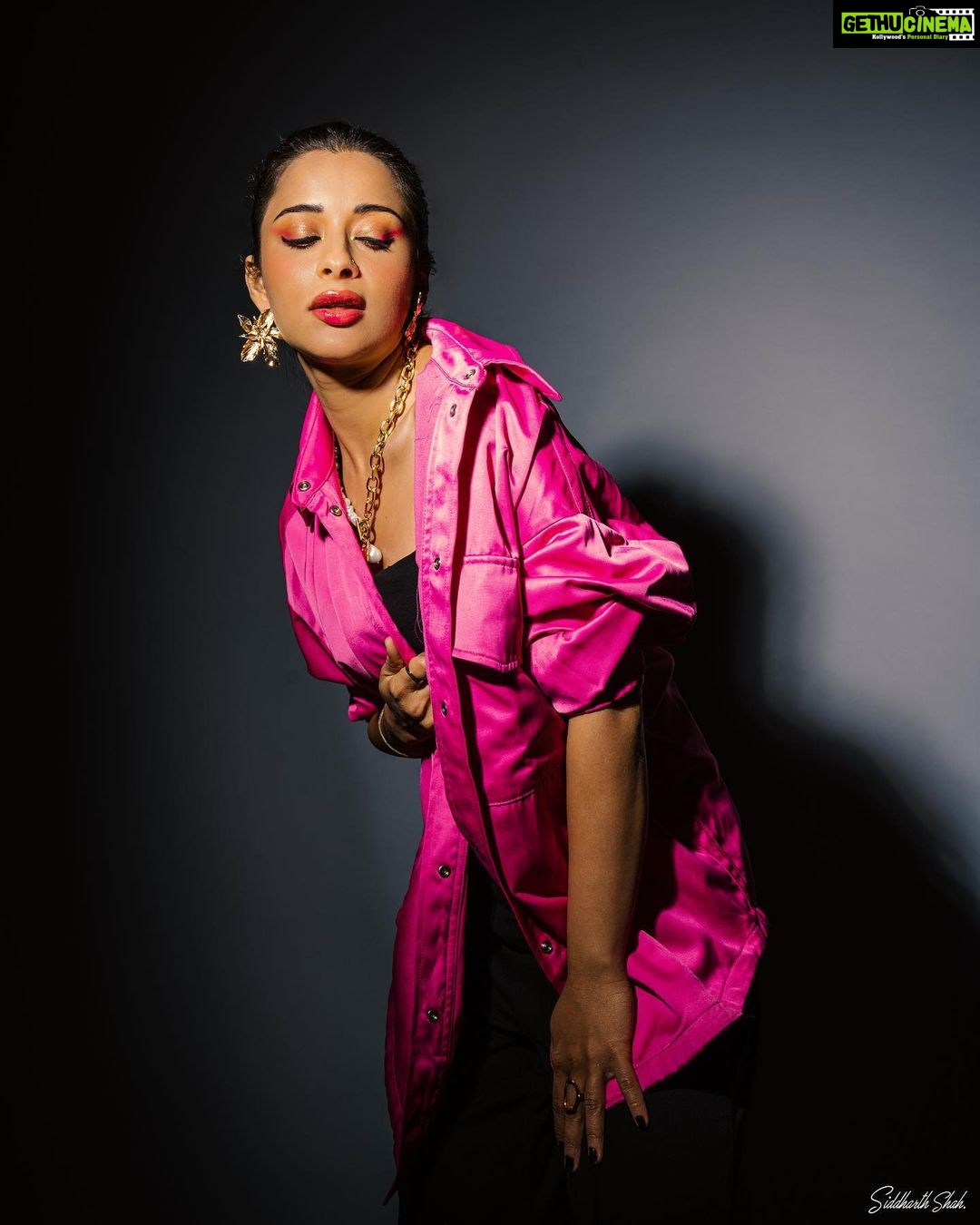 Madhuurima Instagram - Pinky day 😍😍 Photographer- @sid.is.art Photographer’s assistant- @manali_Jain @neha__davda Stylist- @styledby_niral Stylist’s assistant- @riyaa.sharma.775 @fernandes_sams_6 MuHA- @shadows_and_shades_by_namrata Wearnig- @majesticbyjapnah Accessories- @blingthingstore