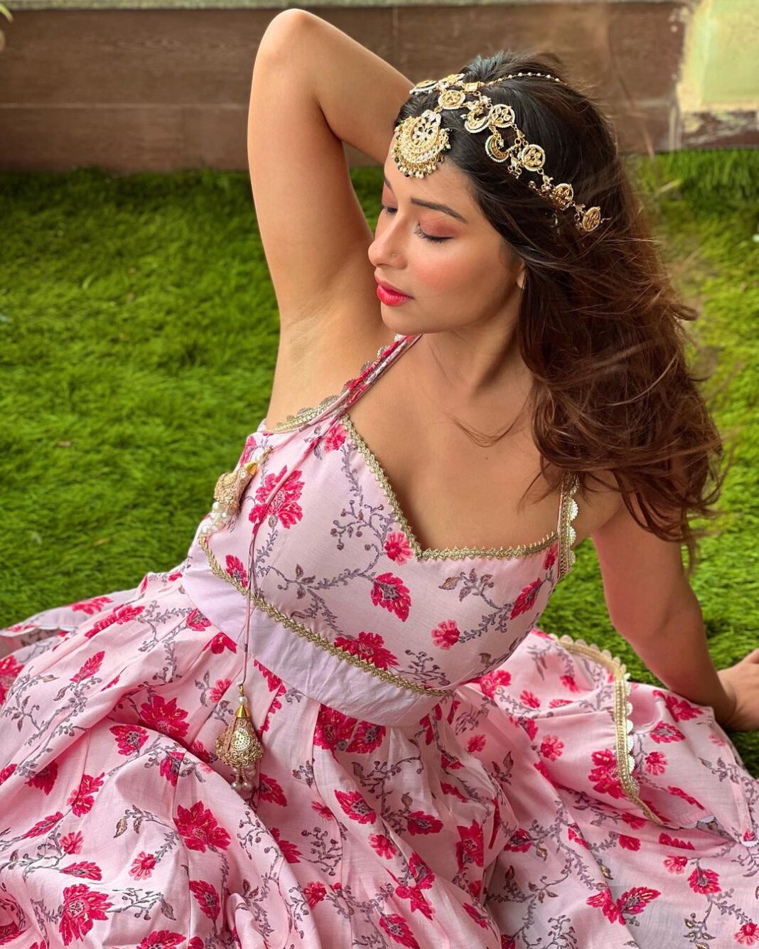 Madhuurima Instagram - Life is pink when u see through eyes of love 💝 Wearing @labeladitihundia 😍 Maangtika by @zevarbsp #explore #princess #beauty #pink #traditional