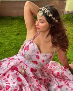 Madhuurima Instagram - Life is pink when u see through eyes of love 💝 Wearing @labeladitihundia 😍 Maangtika by @zevarbsp #explore #princess #beauty #pink #traditional