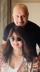 Mahima Chaudhry Instagram - Bald is beautiful. It is. 
But so many of you who mite want kool wigs go for it .. wear it.. wat ever works for u. u find very natural looking ones.I have had so many people who met me recently say they never noticed I was wearing a wig. Some did. No big deal. I have had lots of my friends with alopecia and scanty hair ask me where they can get good wigs. U want one wear one. Or just be kool and wear it just as u are. It’s beautiful .@anupamkher gave me the confidence to carry the bald look and all of u too. Hope I can give u the confidence and tell u how kool it is. Lov to u all