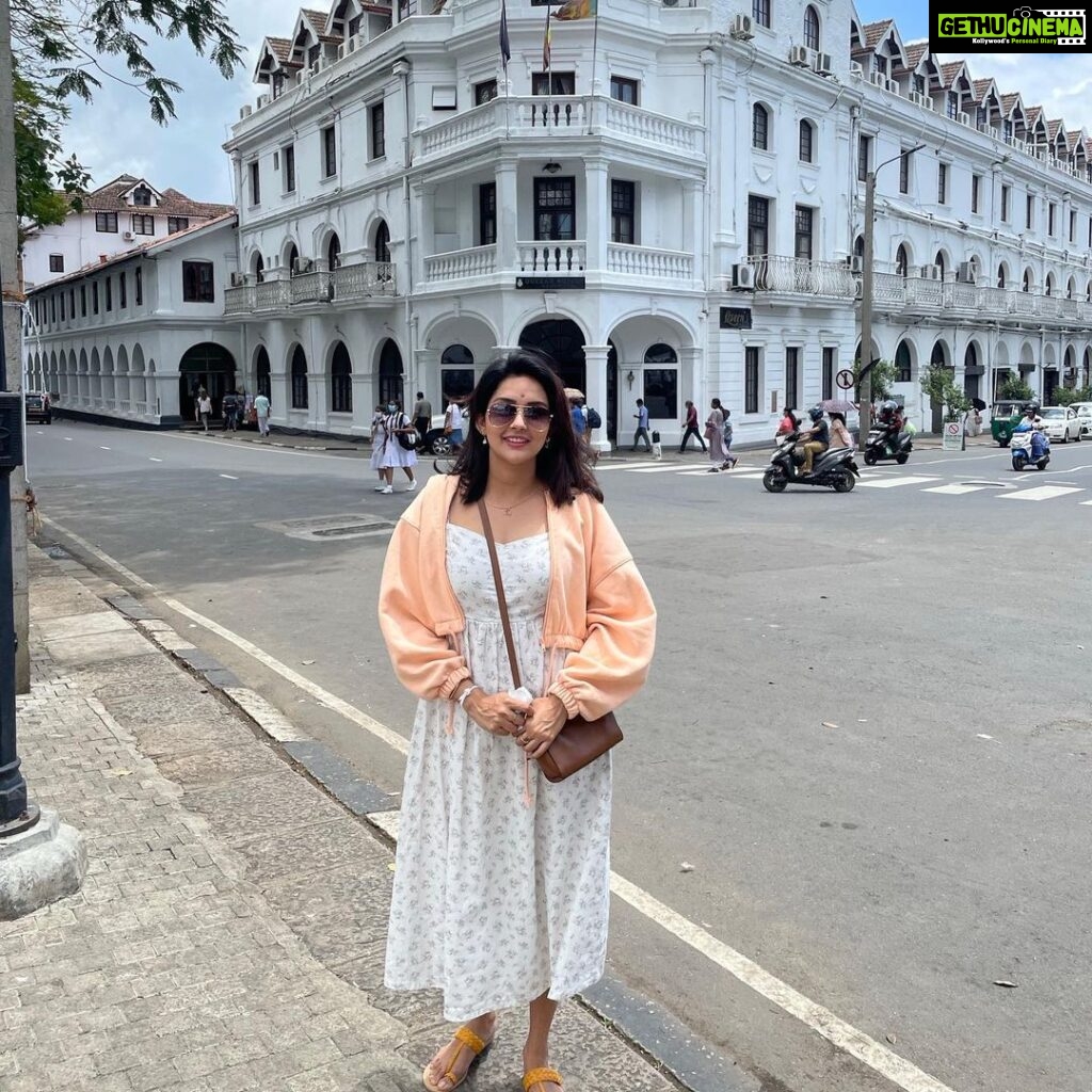 Mahima Nambiar Instagram - Srilanka ❤️ #beautiful #greenery #gentle #srilankatravel #srilanka Kandy,Sri Lanka ''දළදා මාලිගාවේ සිට''