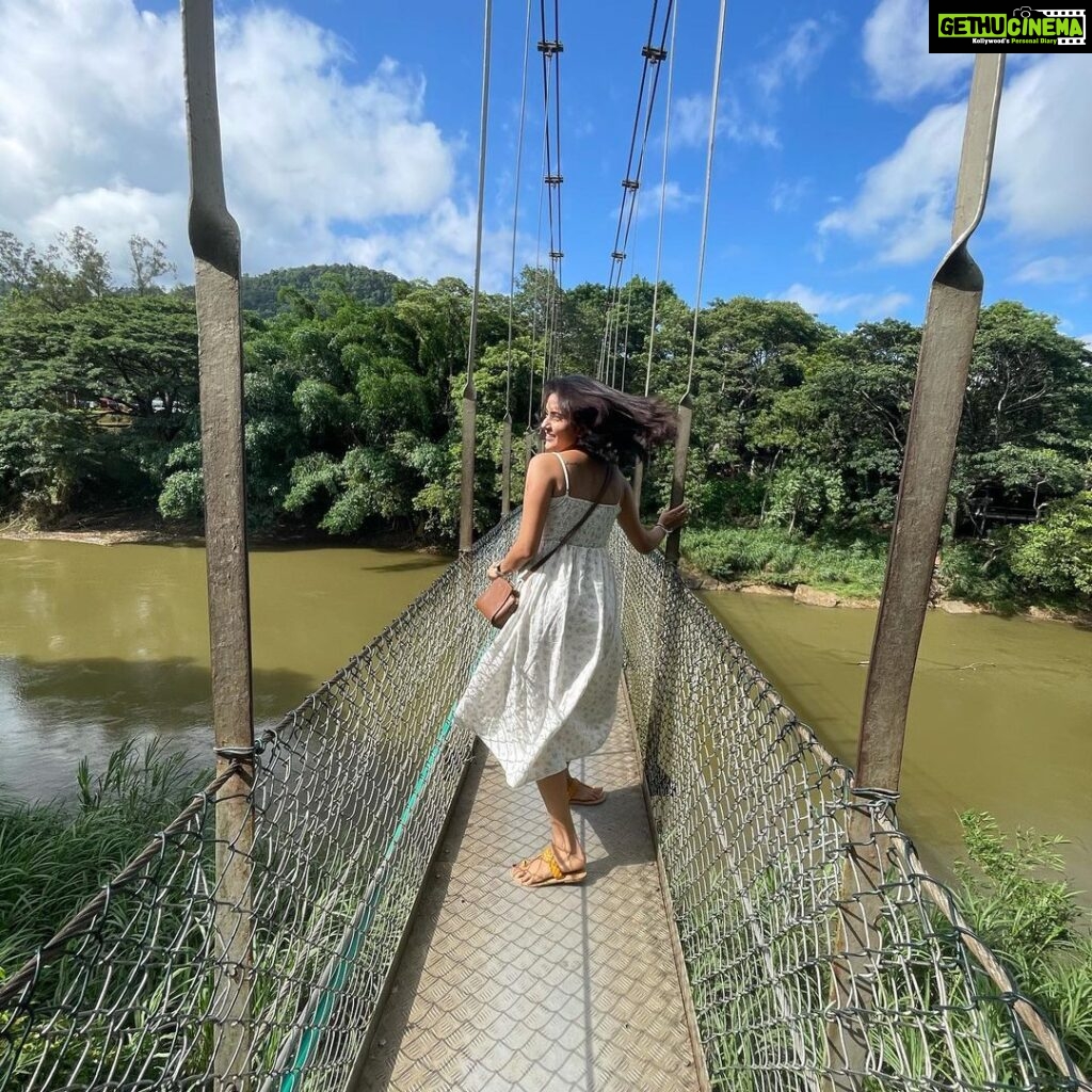 Mahima Nambiar Instagram - Srilanka ❤️ #beautiful #greenery #gentle #srilankatravel #srilanka Kandy,Sri Lanka ''දළදා මාලිගාවේ සිට''