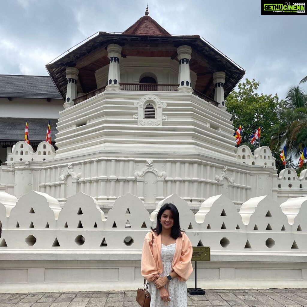 Mahima Nambiar Instagram - Srilanka ❤ #beautiful #greenery #gentle #srilankatravel #srilanka Kandy,Sri Lanka ''දළදා මාලිගාවේ සිට''