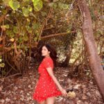 Malavika Mohanan Instagram - Sunshine in my hair❣️