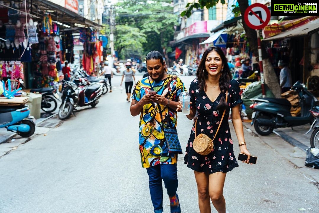 Malavika Mohanan Instagram - There are some people who effortlessly become such an important part of your life, that it’s impossible to look at life being “normal” without them in it. Especially when the person in question hasn’t got an ounce of normalcy in them.😜 Happy Birthday @theitembomb ! I love you to the moon and back. 🌙🥳🥰😘👭#my4amfriend #whinybitch #iloveyounevertheless