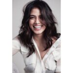 Malavika Mohanan Instagram - White shirt and out-of-bed hair=🙌🏻 . . 📸 @abheetgidwani 🖤 Makeup @nittigoenka 🖤 Hair @akshatahonawar 🖤 Styling @triparnam 🖤 Public Relations @theitembomb 🐒🖤