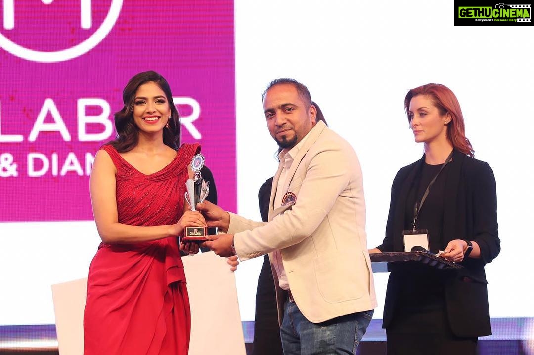 Malavika Mohanan Instagram - Thank you #asiavisionawards2019 for the ‘New sensation in acting’ award for ‘Beyond the clouds’! ♥️ This is a really special one, and more so because it’s for a film so close to my heart! ♥️🙏🏻 Dubai, United Arab Emirates