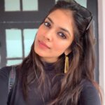 Malavika Mohanan Instagram - Hello lover 🖤 aspinwall house(kochi-muziris biennale)