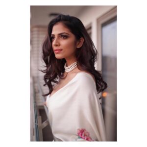 Malavika Mohanan Instagram - Always wanted to do the saree + pearls look 💕 thank you for being my 🧚🏻‍♀️ godmother @triparnam. Last night for #MaharashtraAchieversAwards Saree @raw_mango Styled by @triparnam Choker @azotiique Makeup @miroirbyvatsalabhagat Hair @nishaa.guptaa 📷 @harshjanii @ravii_dixit Superman & lifeline @theitembomb