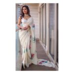 Malavika Mohanan Instagram - Always wanted to do the saree + pearls look 💕 thank you for being my 🧚🏻‍♀️ godmother @triparnam. Last night for #MaharashtraAchieversAwards Saree @raw_mango Styled by @triparnam Choker @azotiique Makeup @miroirbyvatsalabhagat Hair @nishaa.guptaa 📷 @harshjanii @ravii_dixit Superman & lifeline @theitembomb