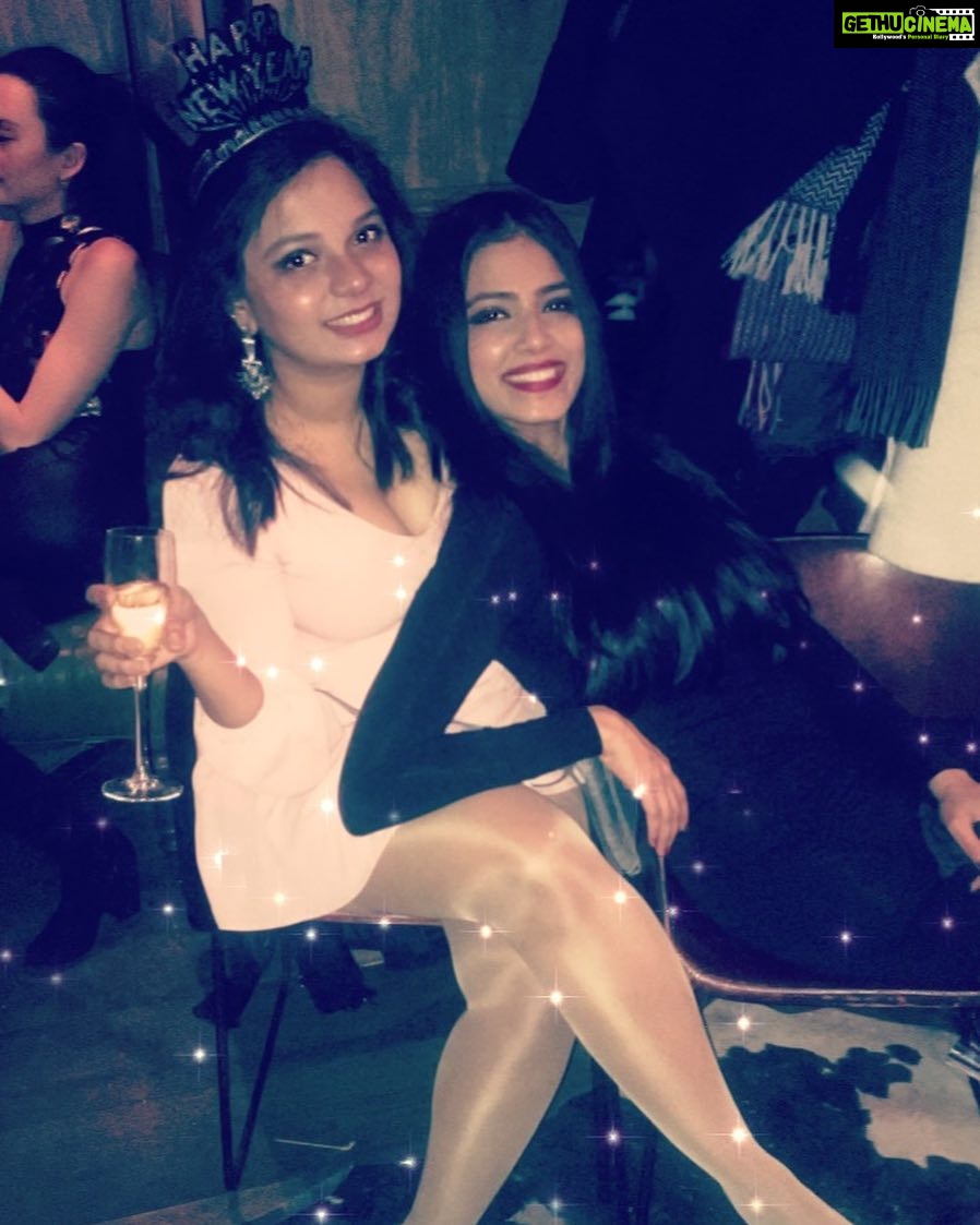Malavika Mohanan Instagram - Happy Birthday @saanikalokre! ✨🎉🎊♥️ I love you to the moon and beyond! ♥️ ♥️ ♥️