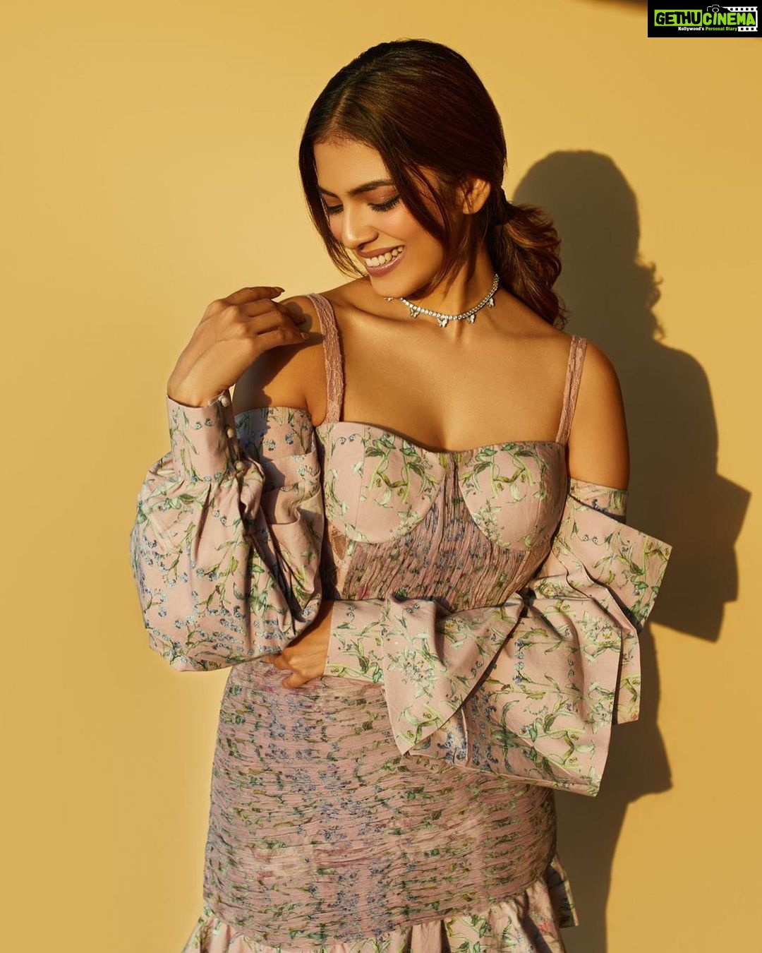 Malavika Mohanan Instagram - When you constantly wear your heart on your sleeve you just need a little extra fabric sometimes 😜 📸 @kiransaphotography Styled by @pranita.abhi Outfit @arushirawal Public Relations @theitembomb Makeup @niyati_kothari Hair @kajal._komal