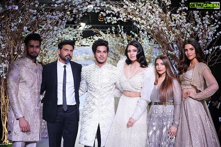 Malavika Mohanan Instagram - What an absolute honour it was to have my ramp debut walking for @falgunishanepeacockindia at the finale of #bombaytimesfashionweek! @falgunipeacock @shanepeacock Thank you! ♥️✨