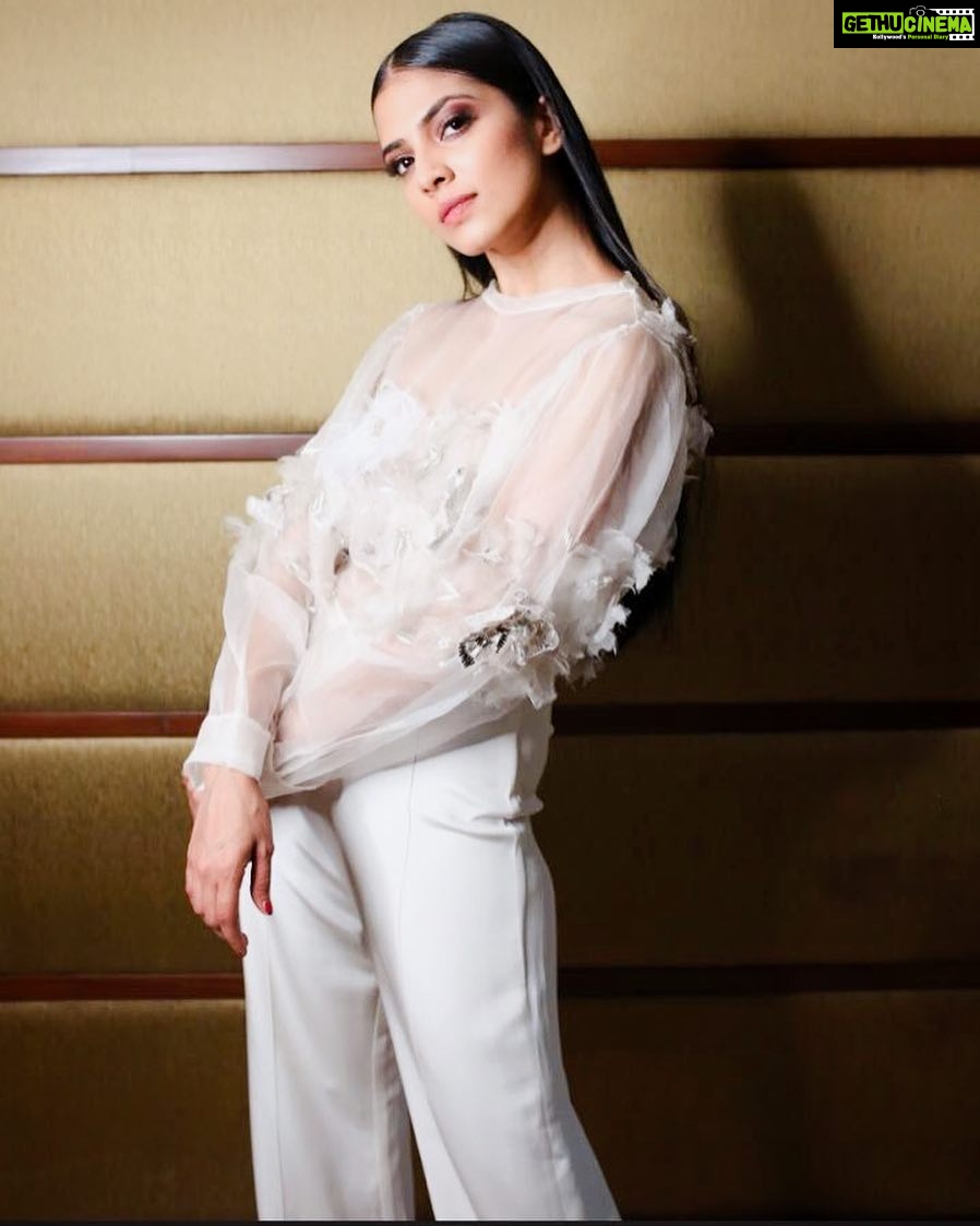 Malavika Mohanan Instagram - Last night for @elleindiaofficial Elle Graduate awards ✨ . Wearing @nikitamhaisalkar Styled by @krsna_m_ Makeup @nittigoenka Hair @the.mad.hair.scientist Photographs by @xkaranevox . And to the fairy godmother in disguise, thank you! @theitembomb 💜