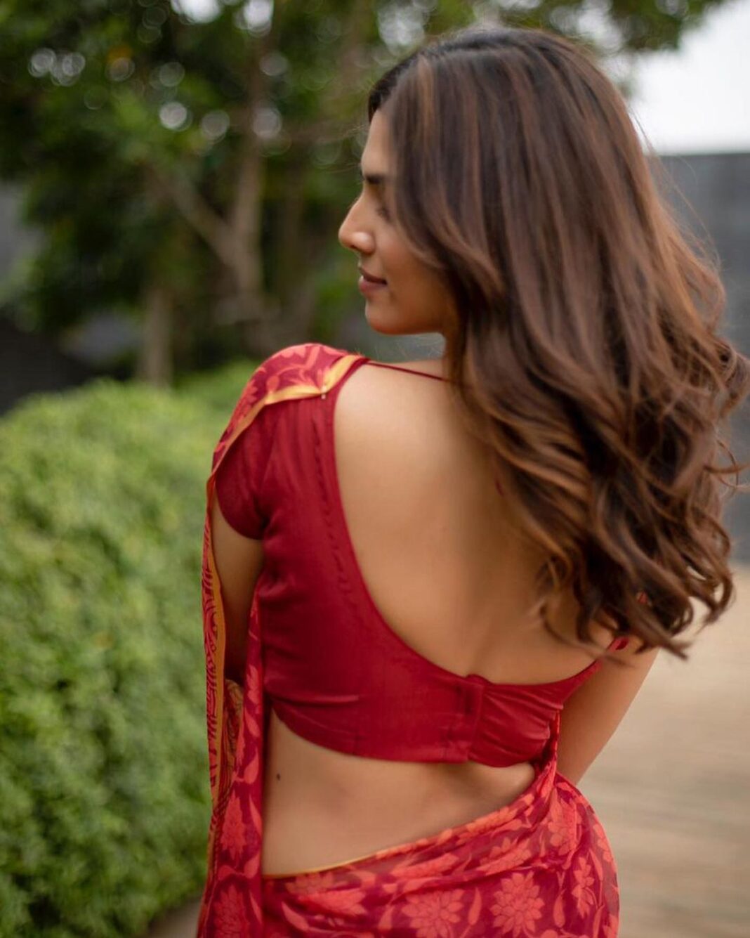 Malavika Mohanan Instagram - It’s the simplest of saris that make me feel the prettiest ♥️ 🎶 ☀️