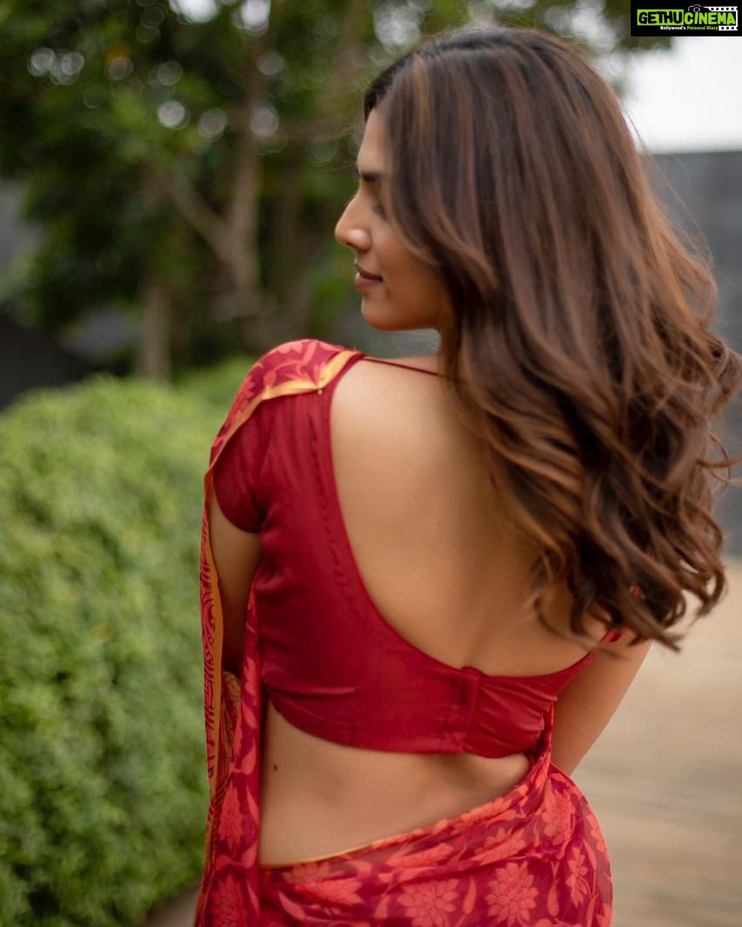 Malavika Mohanan Instagram - It’s the simplest of saris that make me feel the prettiest ♥️ 🎶 ☀️