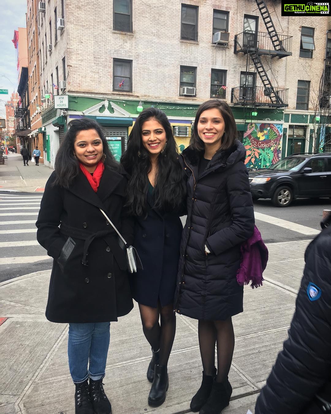 Malavika Mohanan Instagram - Christmas brunch 🎄✨ #besties #schoolfriendsarethebestfriends #throwback #coldestwinterever New York, New York