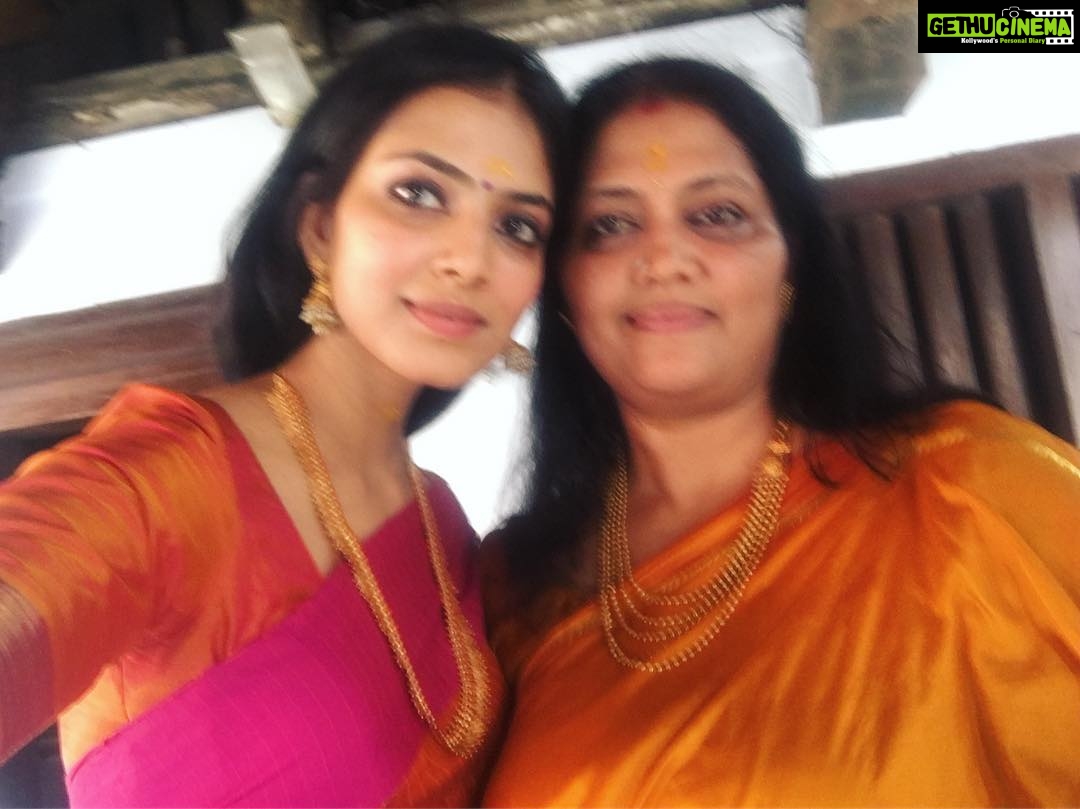 Malavika Mohanan Instagram - Blurry but happy photo. Amma 💕
