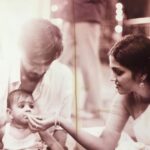Malavika Mohanan Instagram - amma, achan:) My first meal at Guruvayoor temple :) P.S. look how pretty my mom is