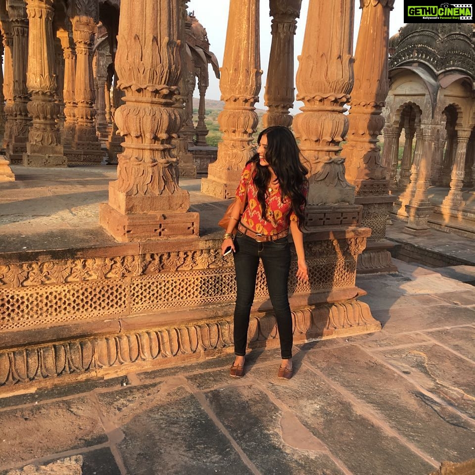 Malavika Mohanan Instagram - Shot a commercial for Mathrubhumi's 'Yatra' magazine in Jodhpur these last 3 days. Some lovely locales, so much colour and vibrance, delicious marwari food and lots and lots of gorgeous shots! @vulgarmalayalee thank you for this :)