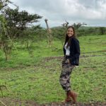 Malavika Mohanan Instagram - Just hanging with a friend 🦒 #Throwback #Serengeti #IMissAfrica 💔