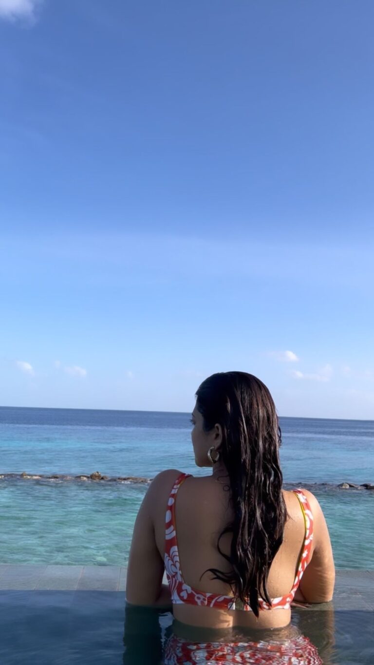 Malavika Mohanan Instagram - Falling in love with you 🤍🌊 @ncstravels @jwmmaldives #JWMarriottMaldives JW Marriott Maldives Resort & Spa