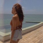 Malavika Mohanan Instagram - Walking on sunshine ☀️ 🌊🤍 @ncstravels @jwmmaldives #JWMarriottMaldives JW Marriott Maldives Resort & Spa