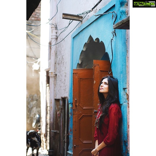 Malavika Mohanan Instagram - Shot some photographs in Chandni Chowk yesterday. The old maze-like alleys, the intricate designs on houses, some of which are hundreds of years old, vintage markets selling spices, ittar, flowers, kurtas, silver jewelry, and so much more. The market was one of the most fascinating places I've been to in India. Also, I had the sweetest, most amazing person to take me around and who managed to click some lovely lovely photographs. @relentless_erudition I'm so glad we finally met!