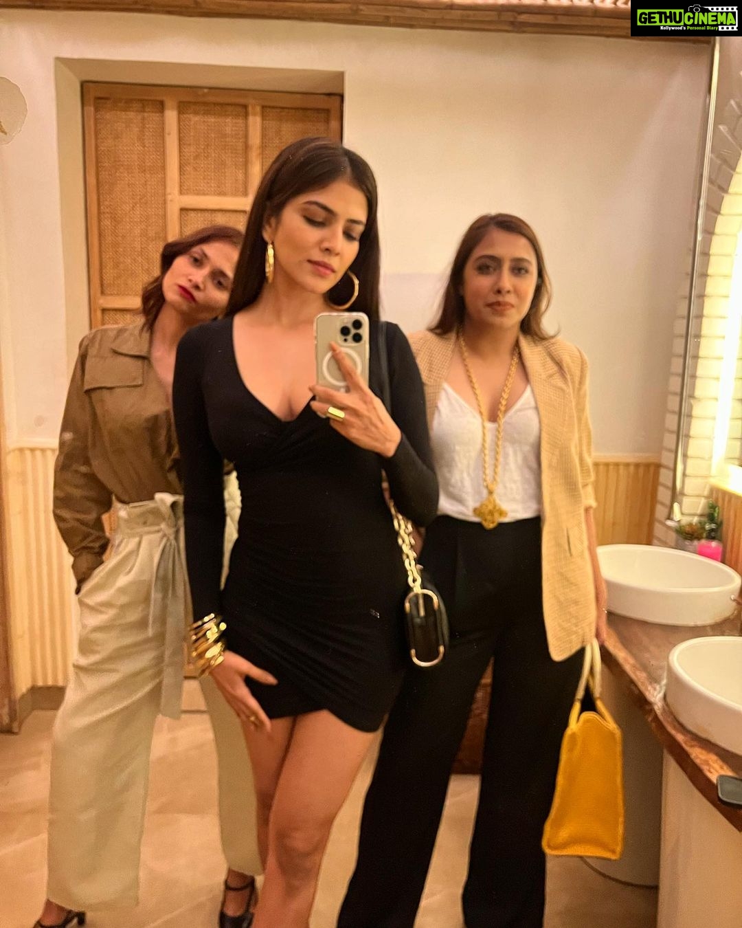 Malavika Mohanan Instagram - If you went out for a girls’ night out and didn’t do a bathroom photo session then did you go for a girls’ night at all? 🤔 👯♀️ With my favourite partners-in-crime @nittigoenka @tanur.s 🥂 ♥️