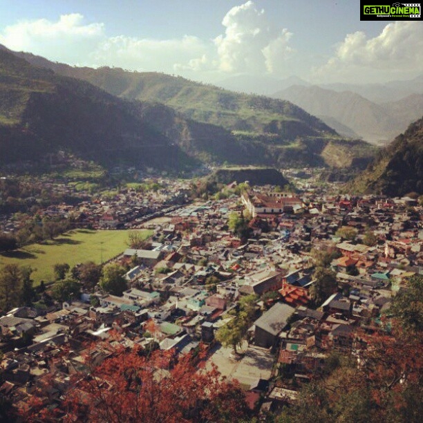 Malavika Mohanan Instagram - #chambavalley View from Chamundi temple. #valley #himalayas #himachal #india #mountains #village #temple #igers #indianigers #travelphotography #travel #instapic #gang_family #gf_daily #love