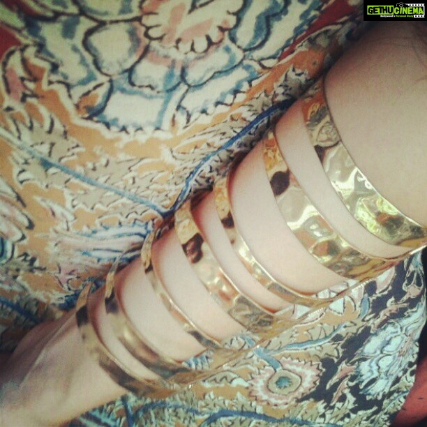 Malavika Mohanan Instagram - Picked up this gorgeous golden cuff from #colabacauseway recently. Such a delightful place for thrift lovers.